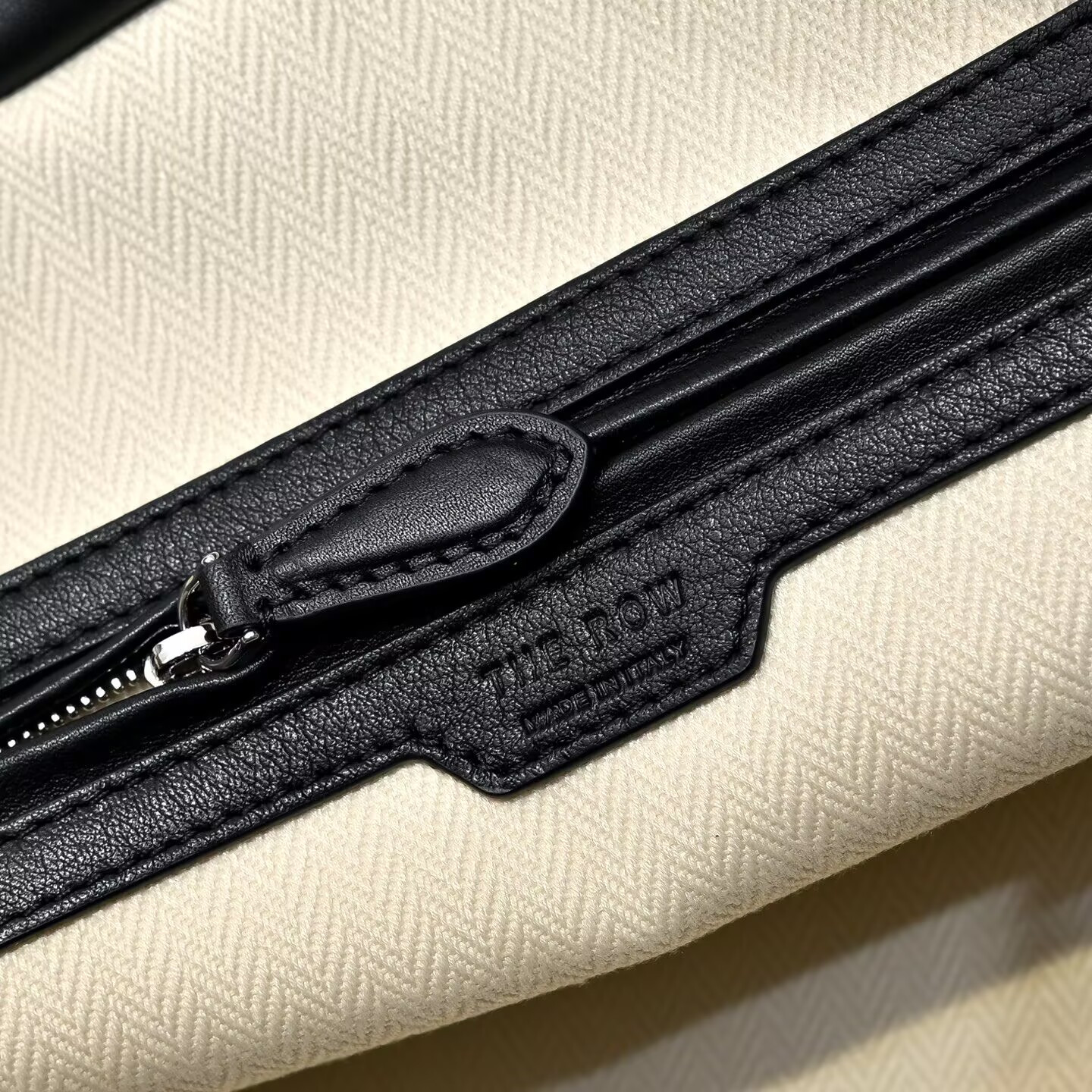 The R0w Marlo Bag in Leather 35.5x16x26cm