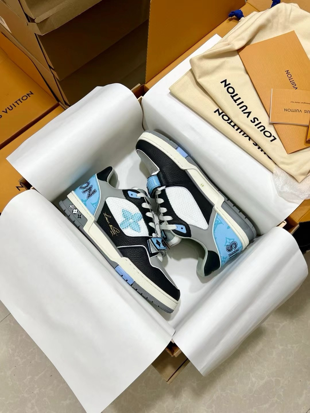 UA L0vis Vvtt0n LV Trainer Blue Grey Black
