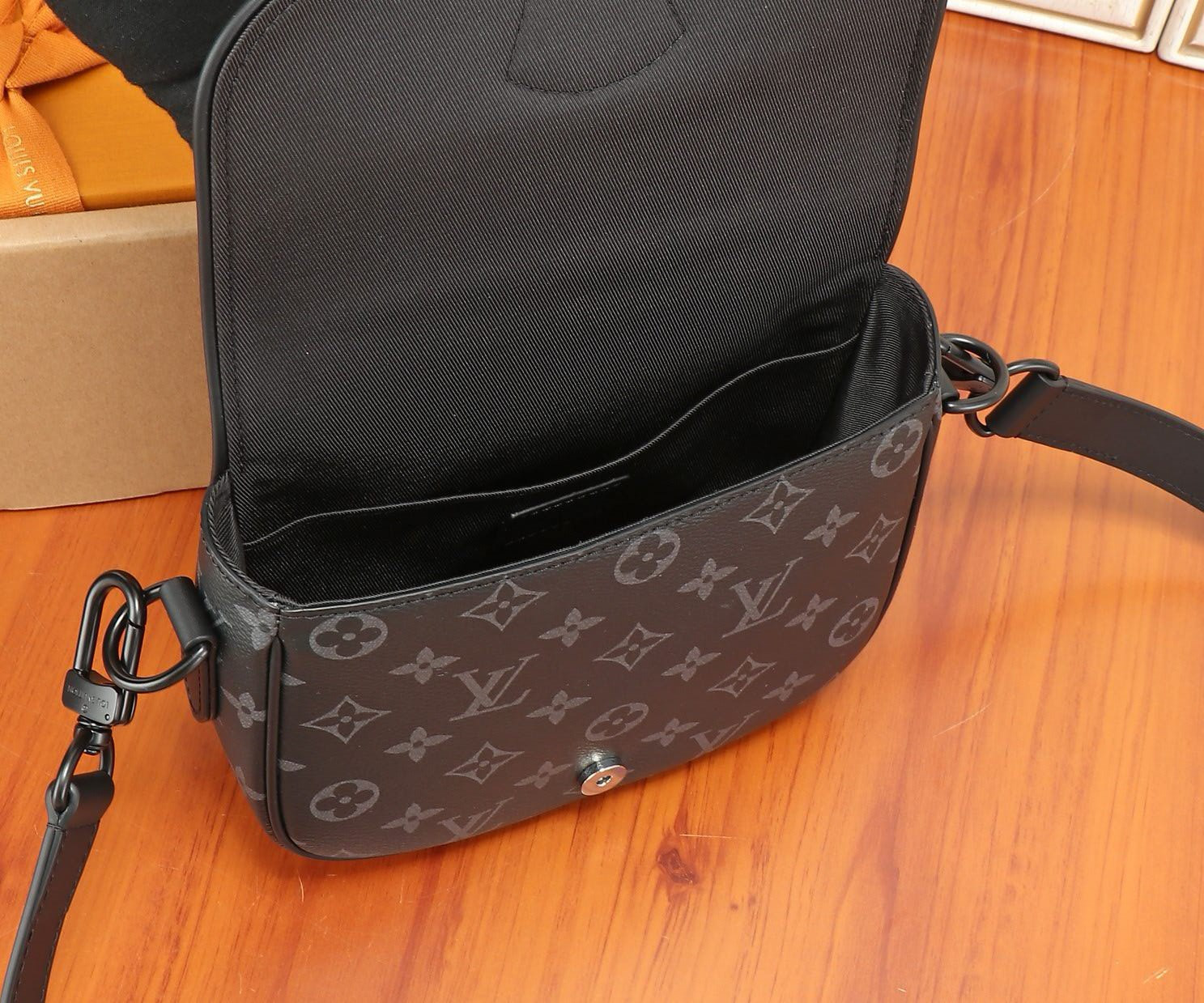 LV Montsouris Messenger PM M12519 20x17x7cm