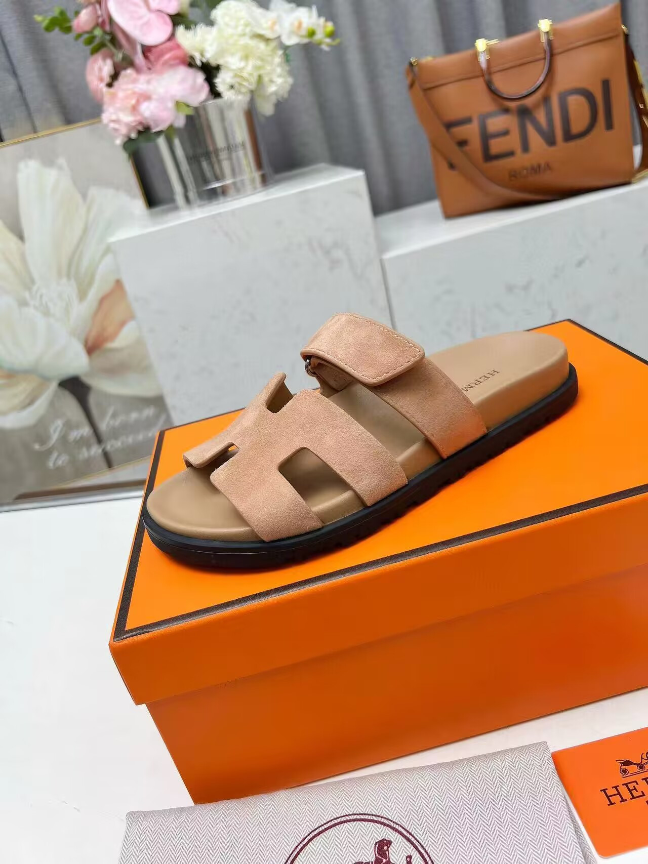 UA H**me5 Chypre sandal