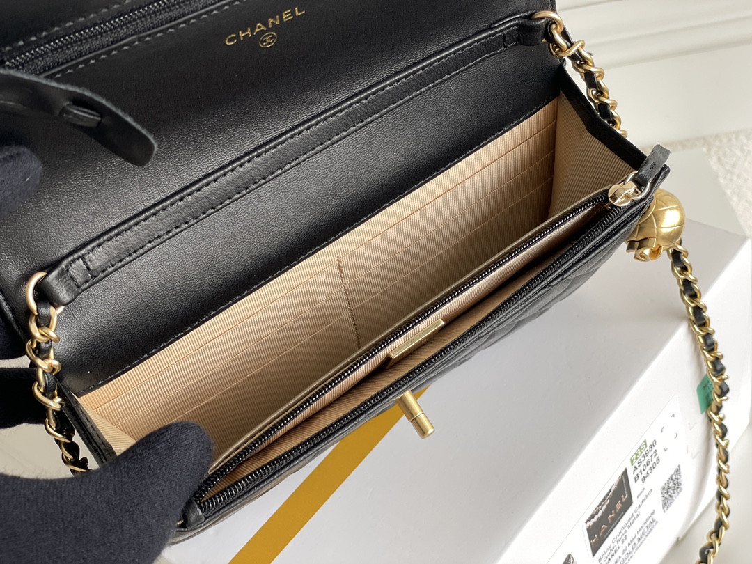 Ch**el CLASSIC WALLET ON CHAIN 4.8 × 7.5 × 1.4 in