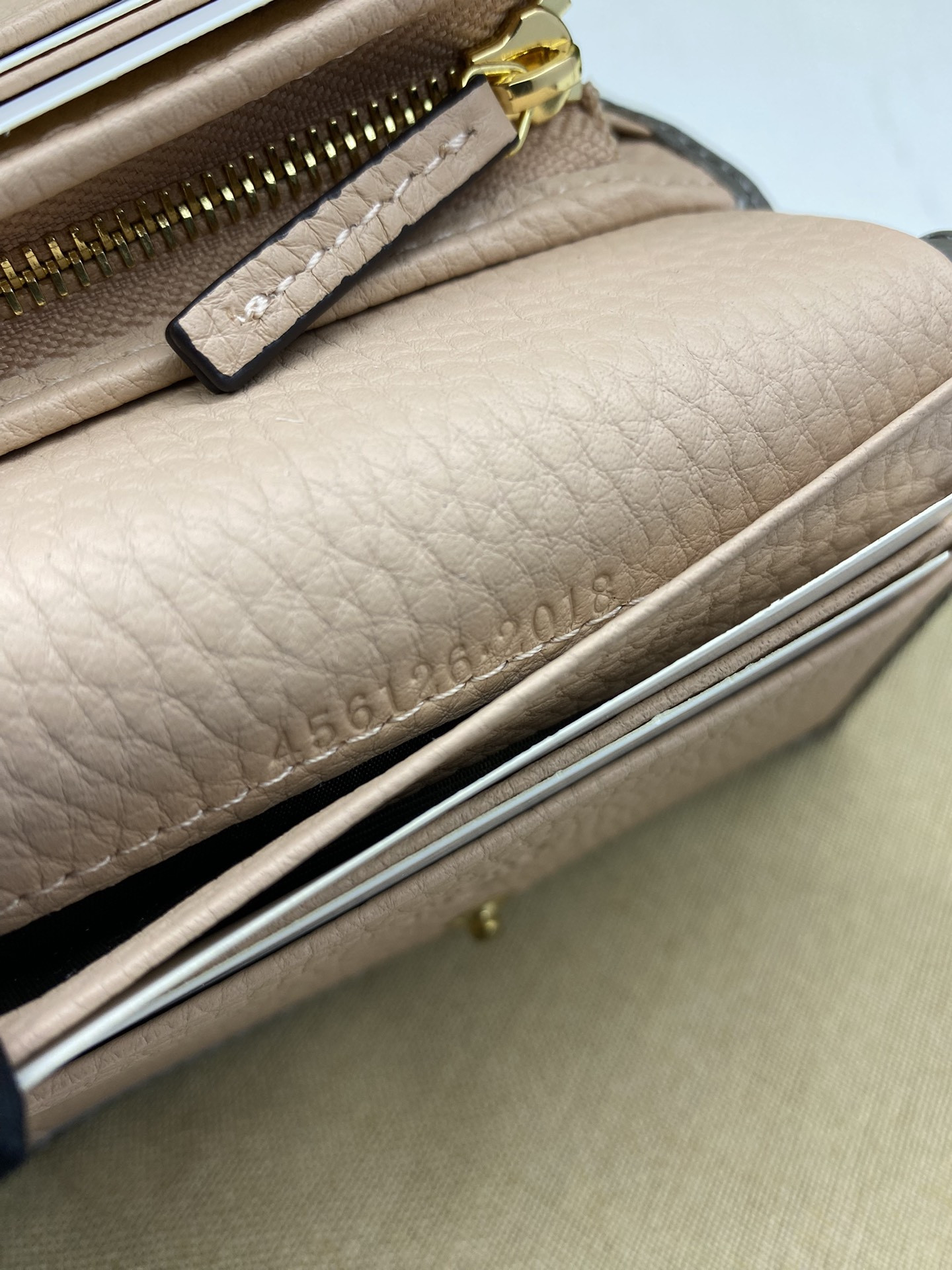 Gvc*1 HUHU card wallet 11x8.5x3cm