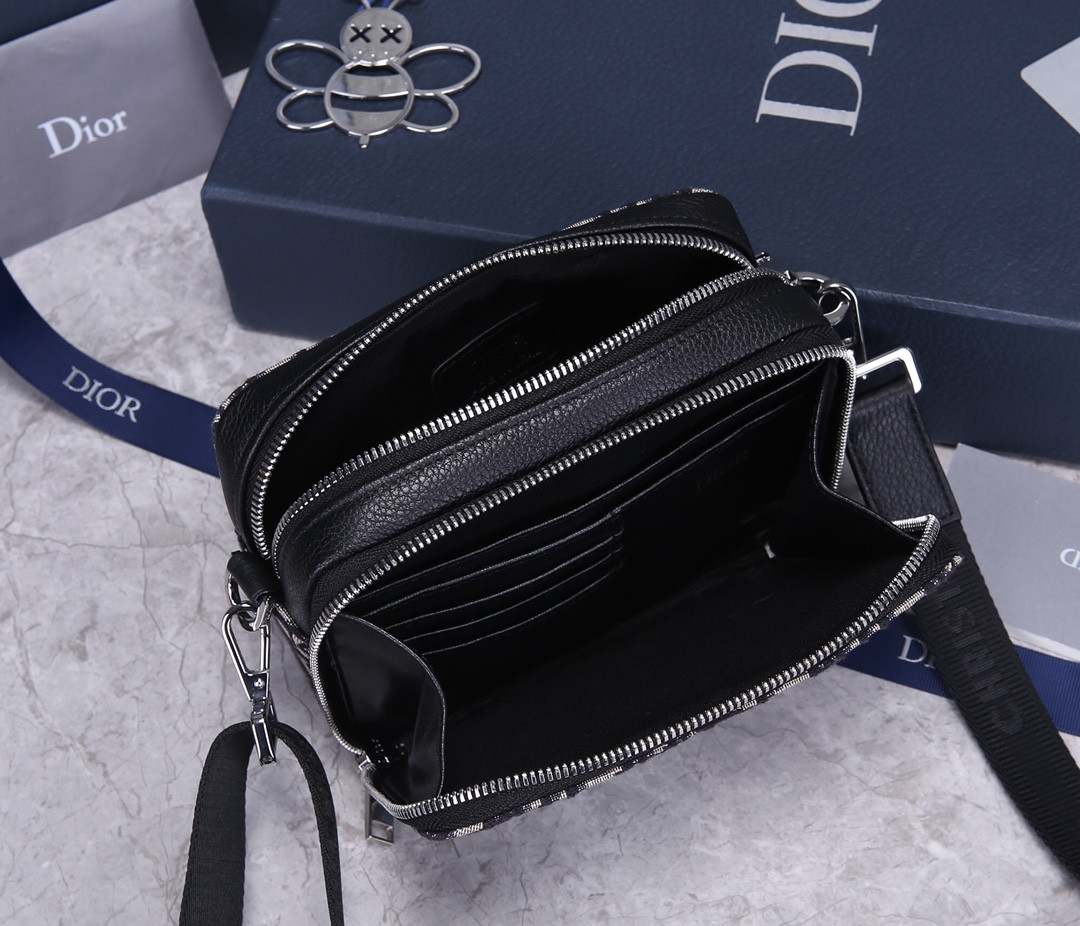 D10r Zipped Pouch with Strap 17×12.5×6cm