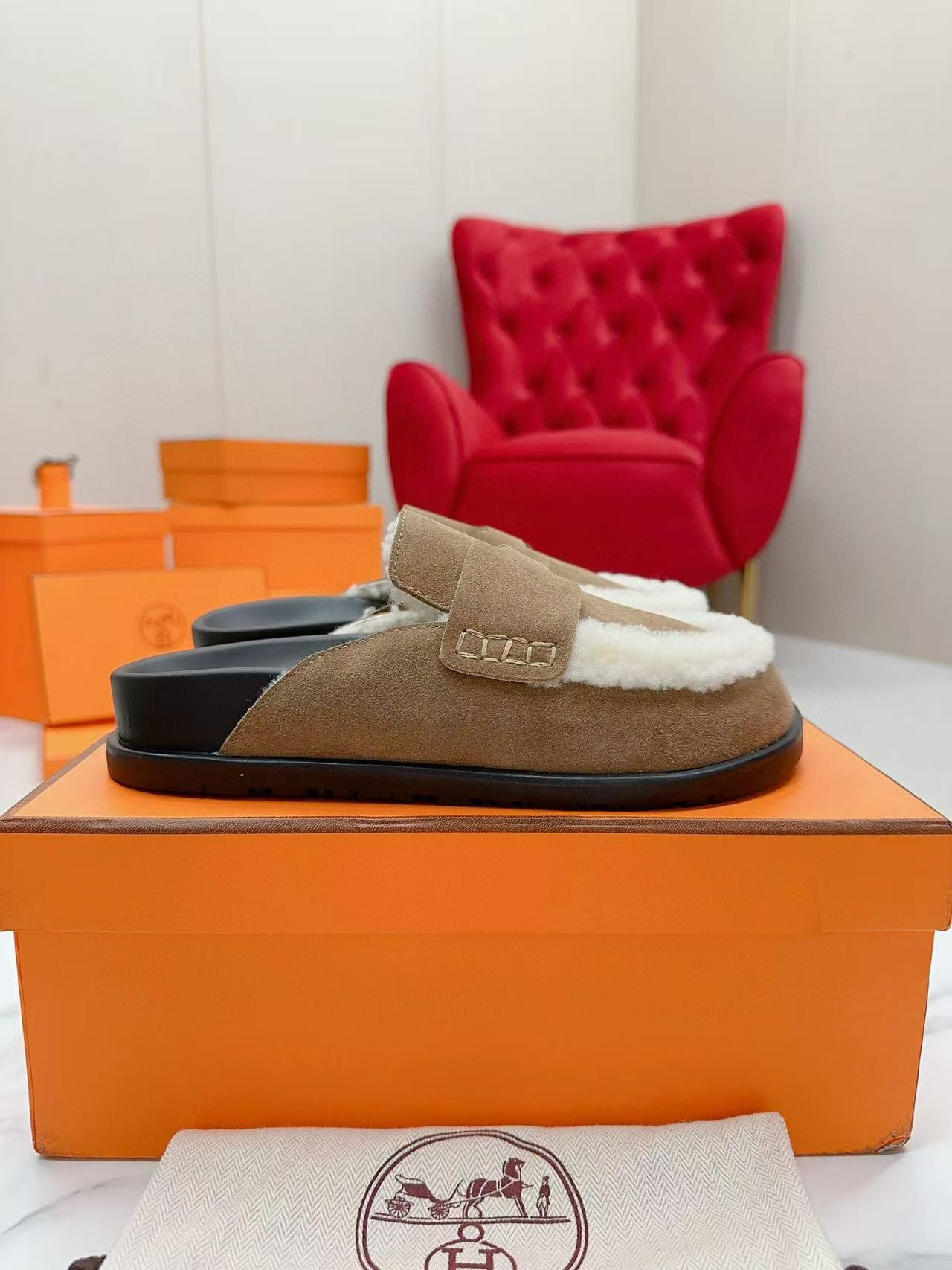 UA H**me5 Chypre sandal