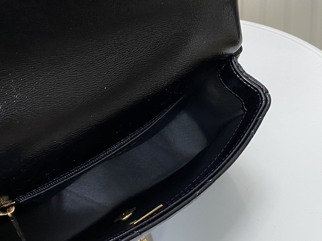 Ch**el WALLET ON CHAIN   19x13x7cm