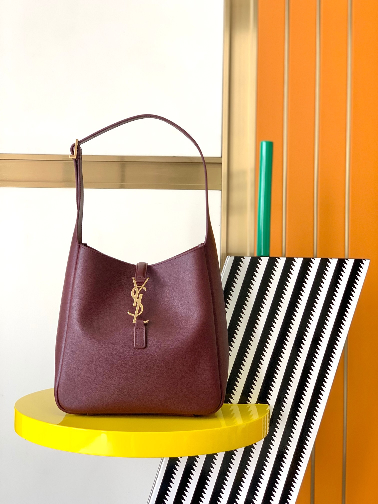 Y51 LE 5 À 7 S*pPLE SMALL IN GRAINED LEATHER  23 x 22 x 8.5 cm