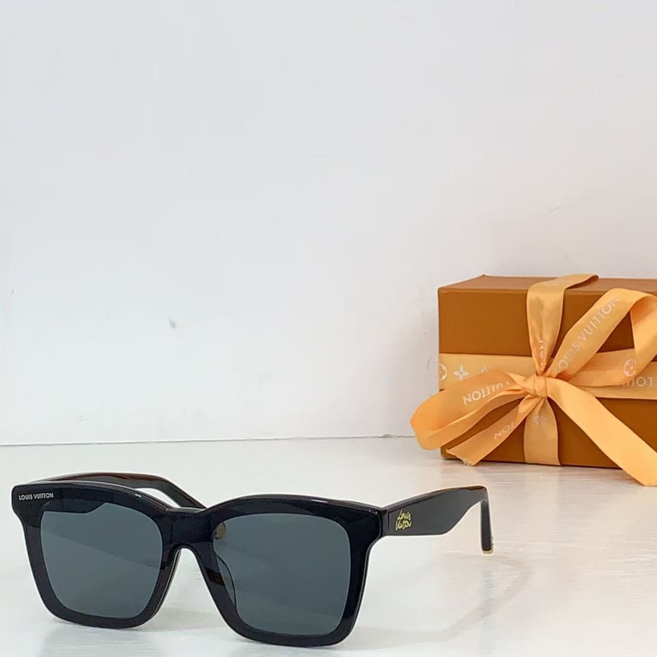 Louis Vuitton Script Square Sunglasses Z2970W