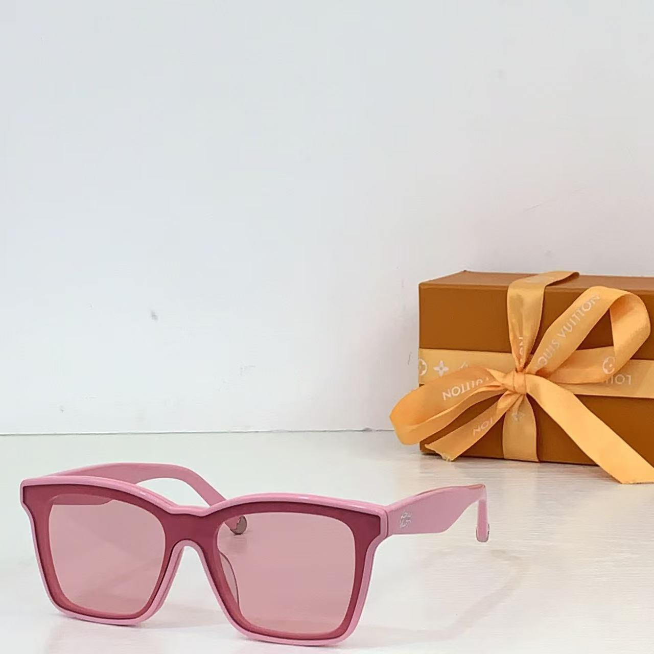 Louis Vuitton Script Square Sunglasses Z2970W