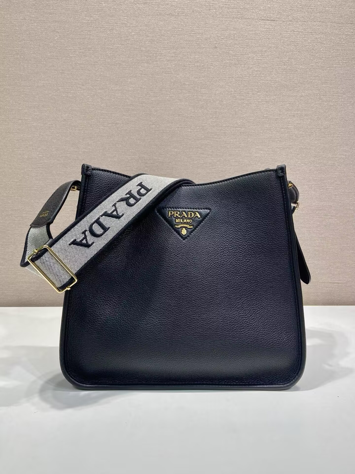 Pra*a medium leather bag 26x28x11cm