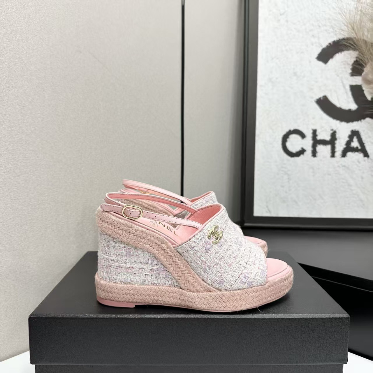 ua Ch**el sandals