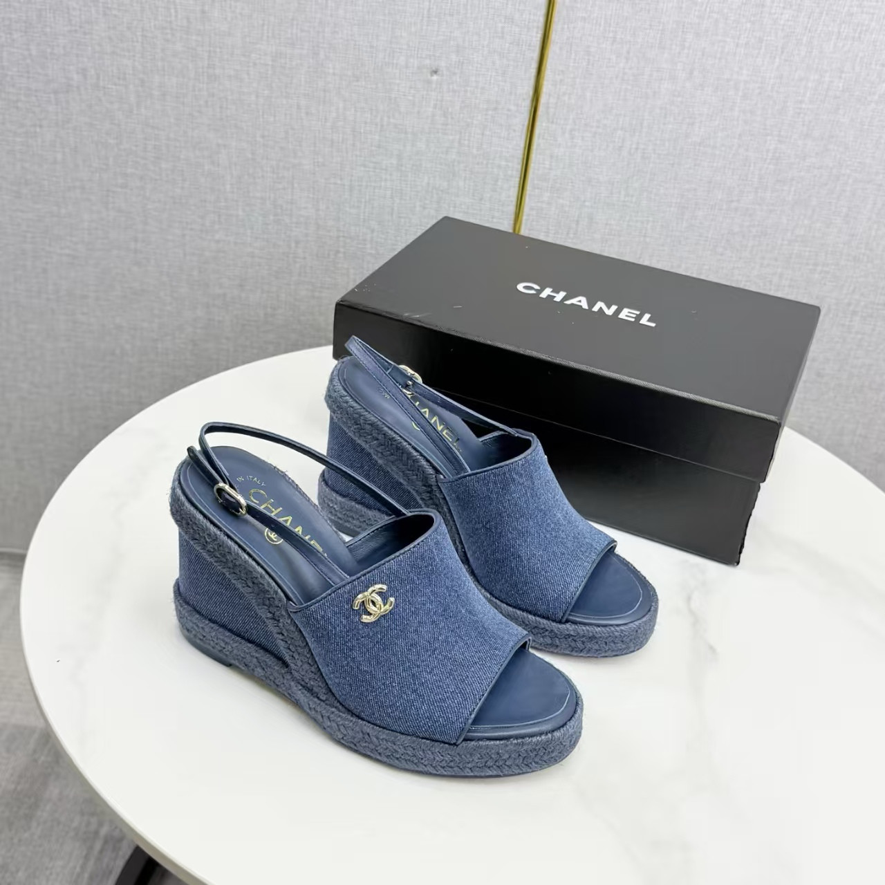ua Ch**el sandals