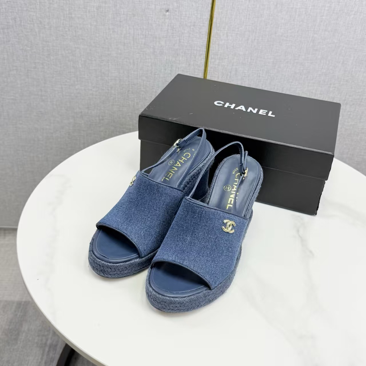 ua Ch**el sandals