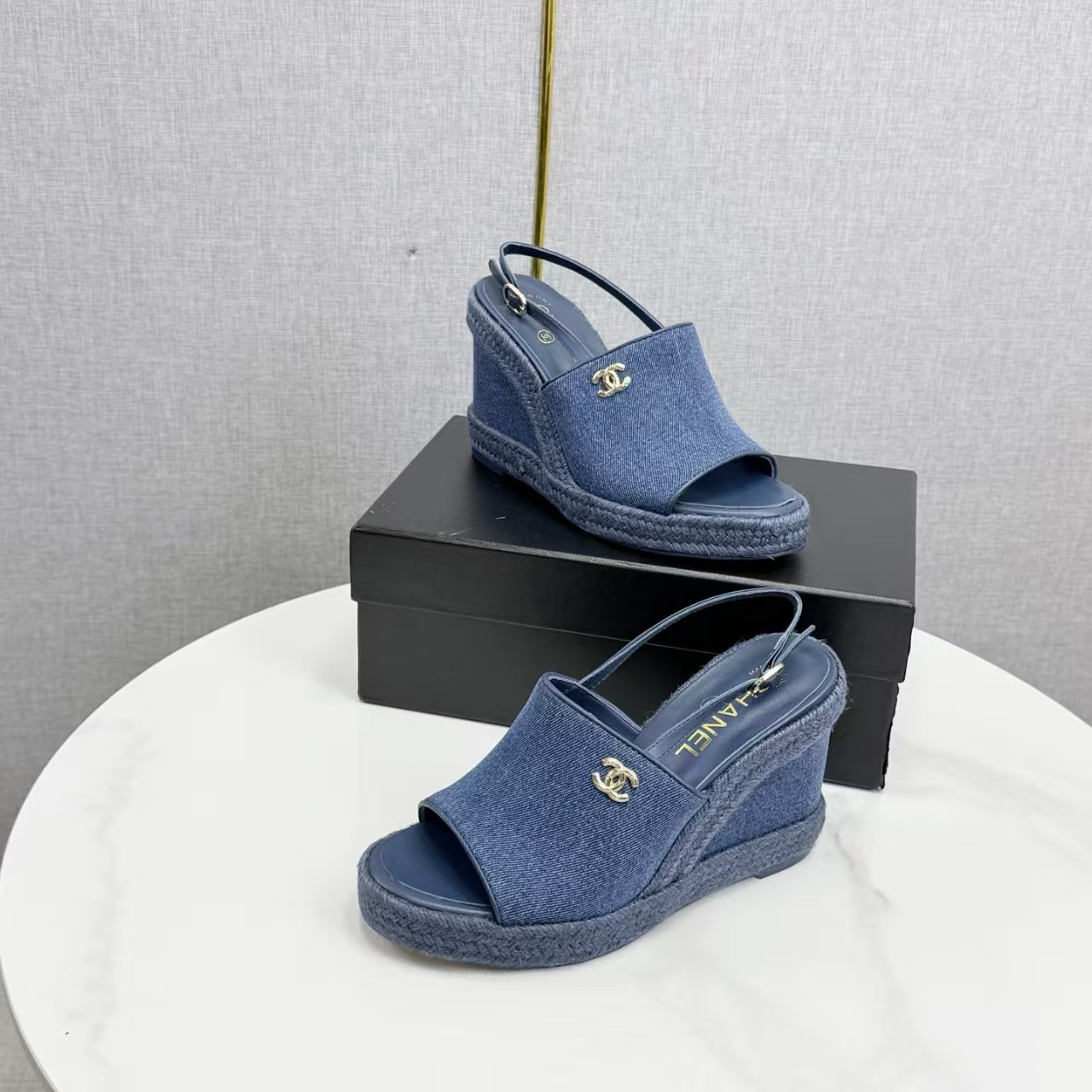 ua Ch**el sandals