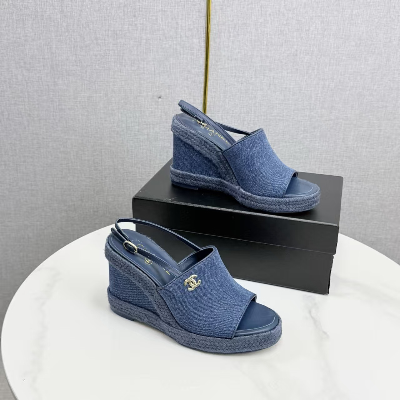 ua Ch**el sandals
