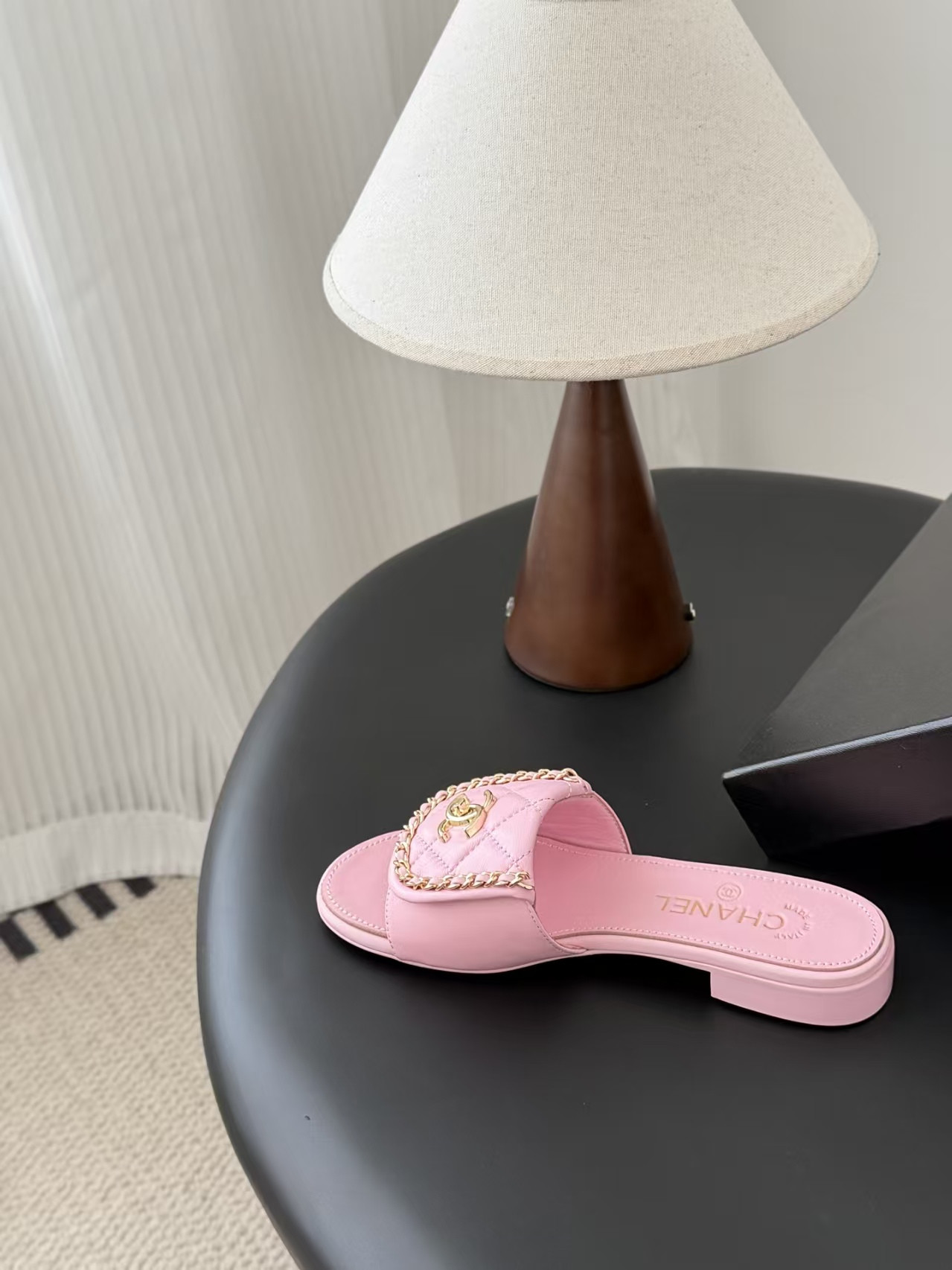ua Ch**el slippers
