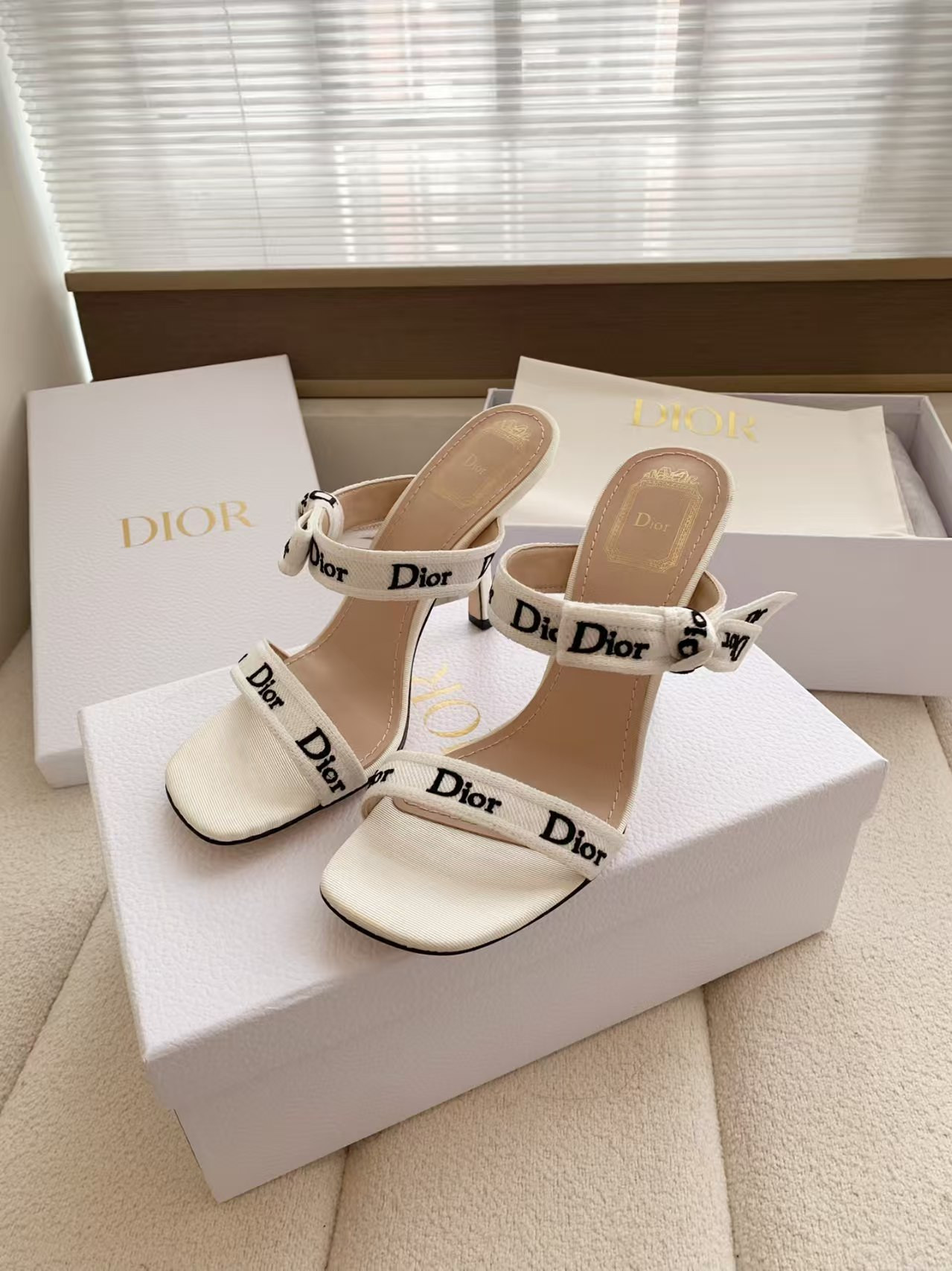 ua D10r heeled sandal