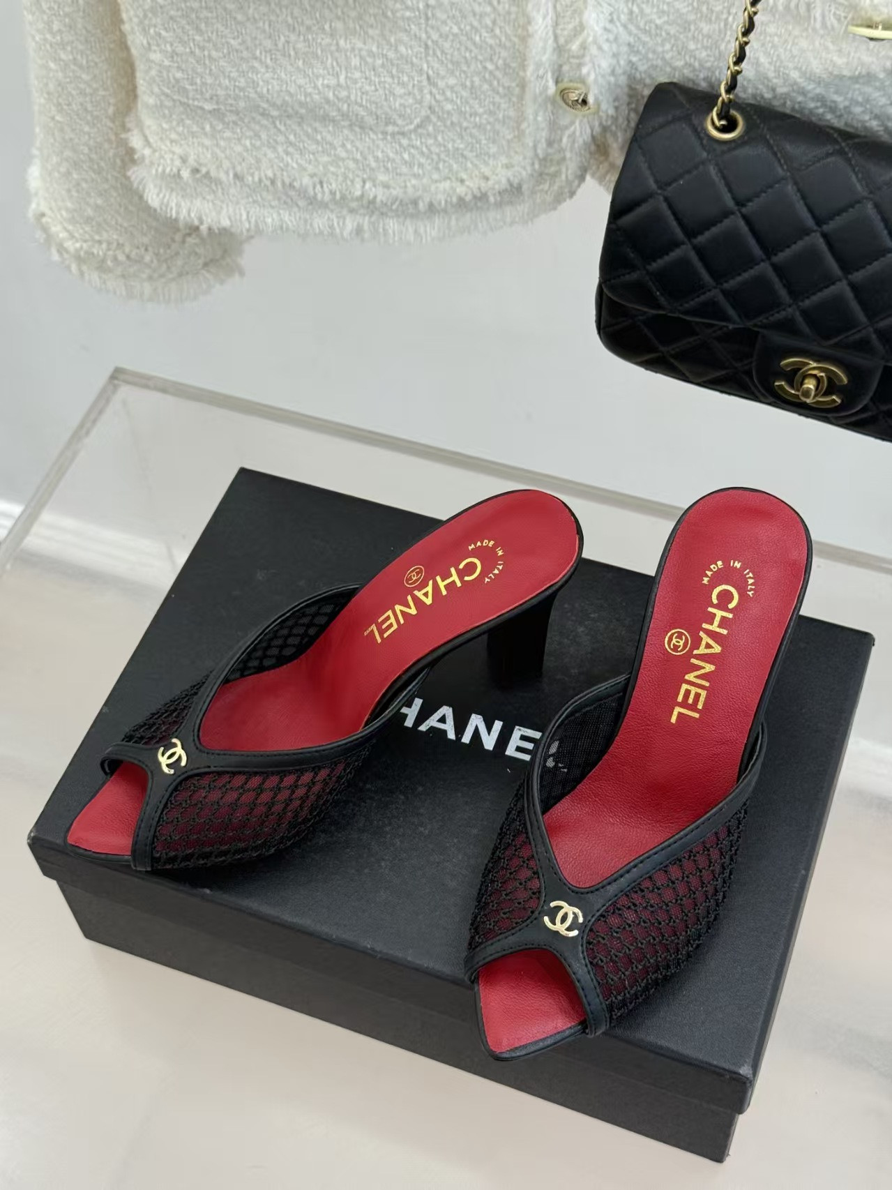 ua Ch**el sandals