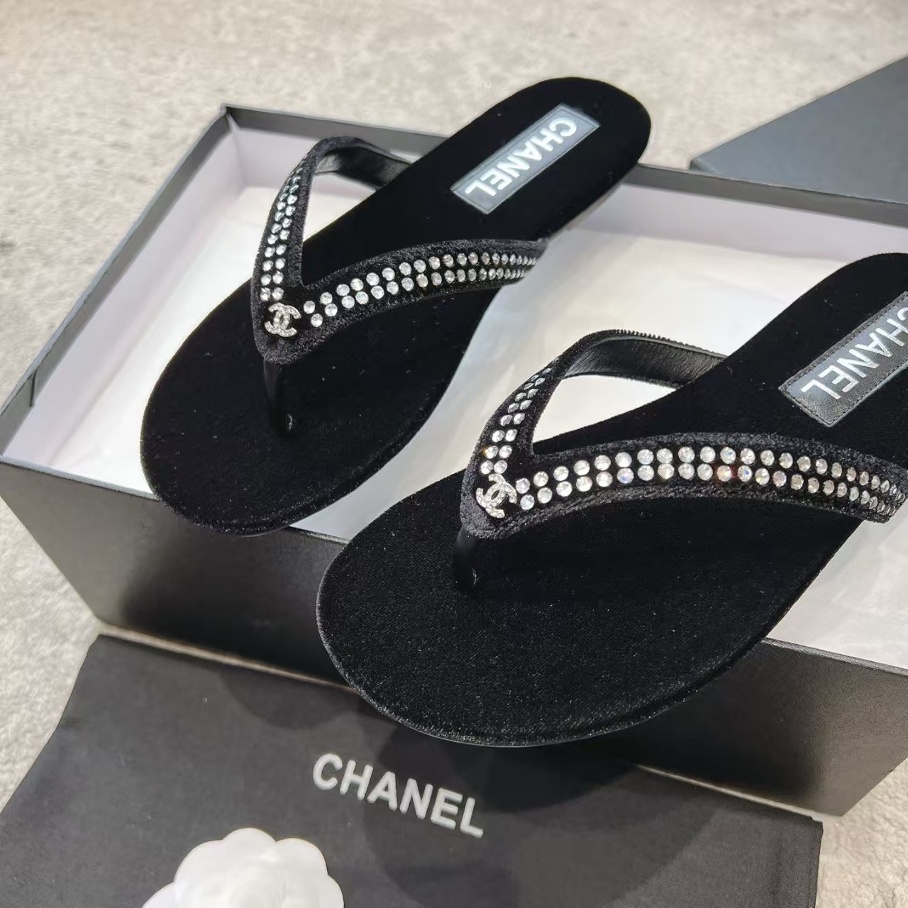ua Ch**el sandals