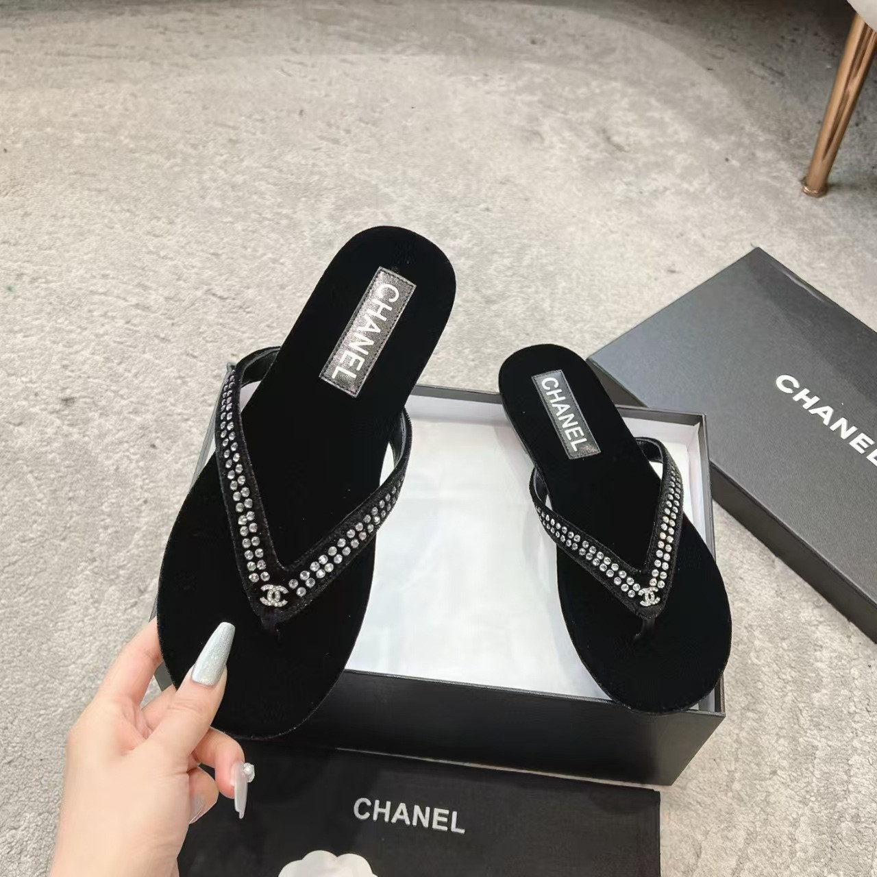 ua Ch**el sandals