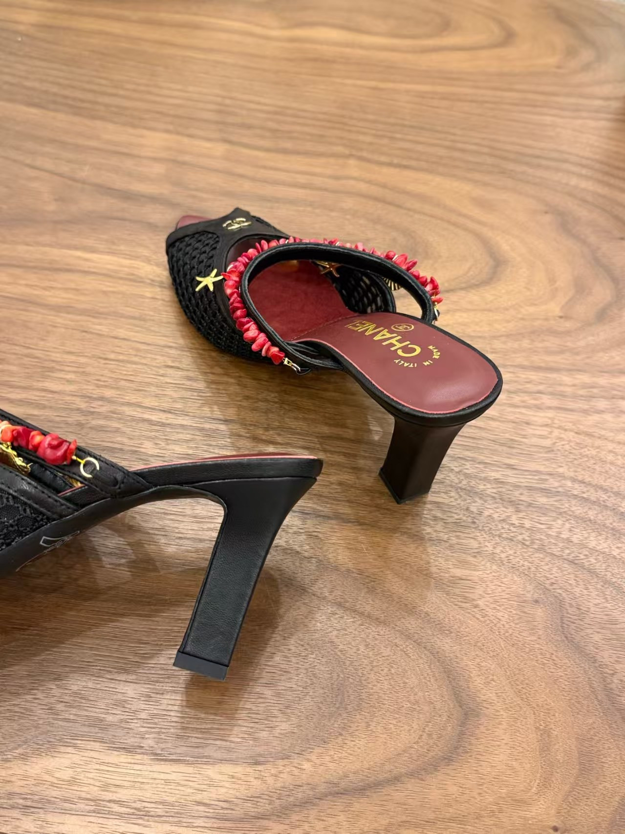 ua Ch**el sandals