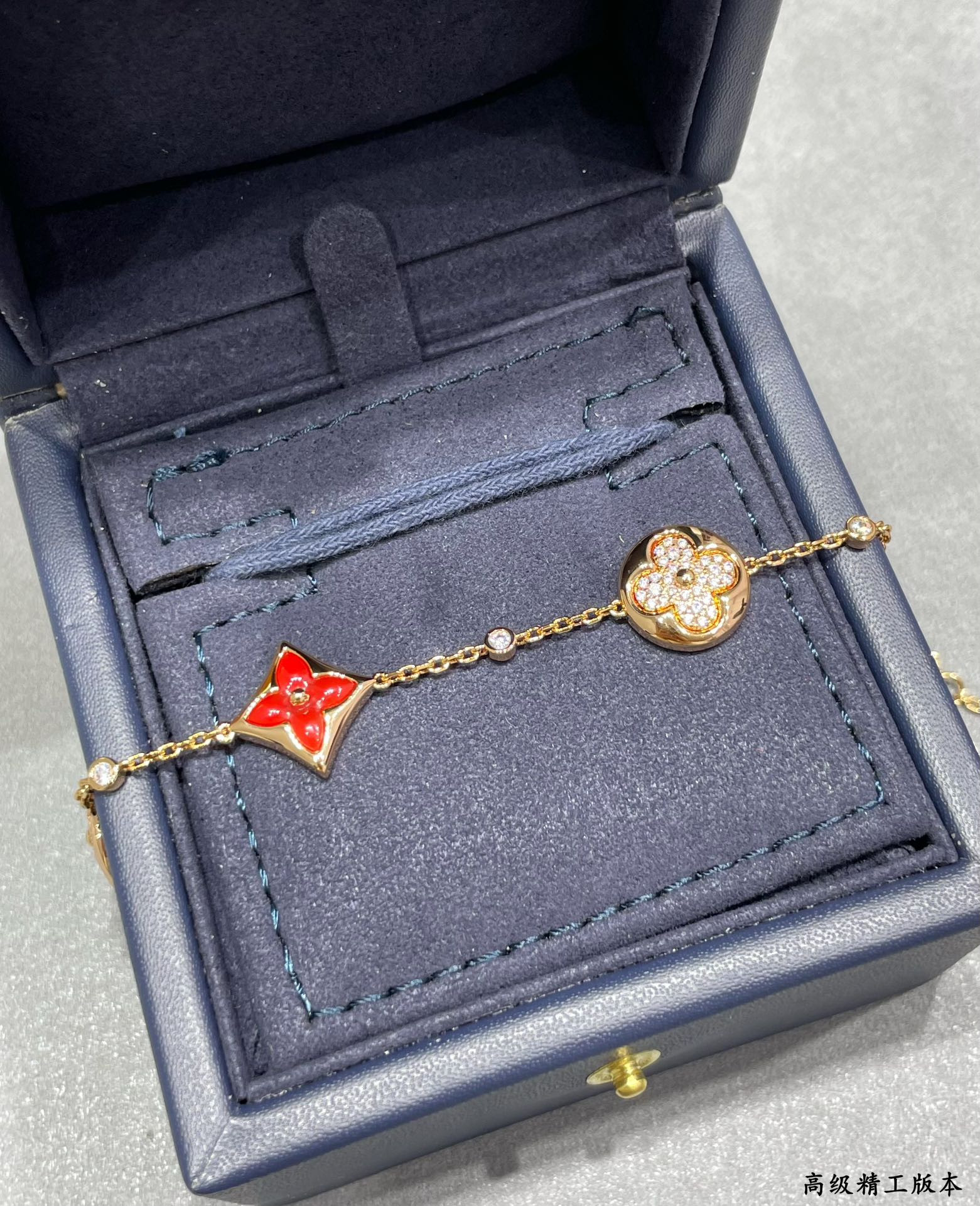 L0vis Vvtt0n Large with Red Agate and D1am0nds Four-Flower Bracelet