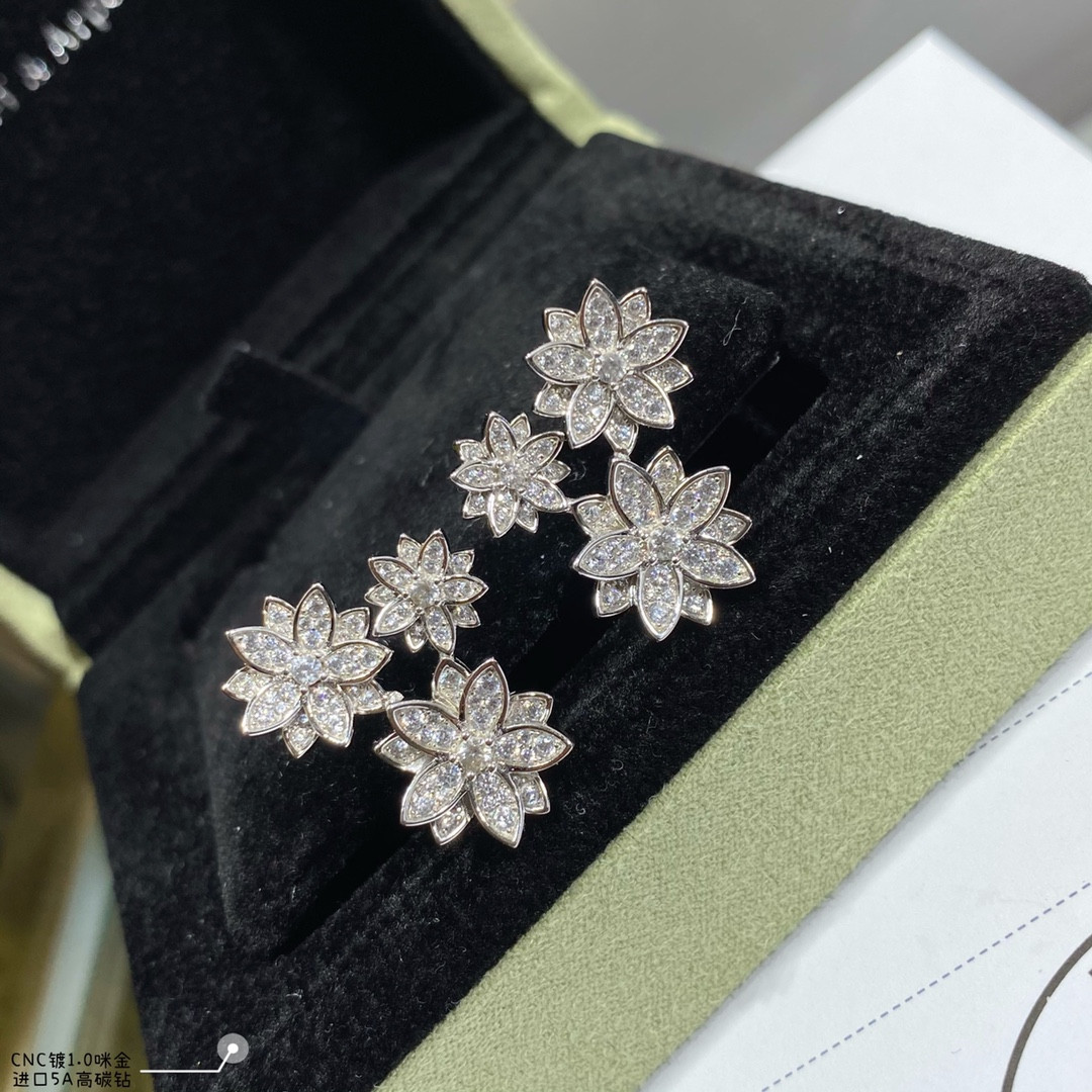 V*n Cl**f & Arpels lotus Earrings