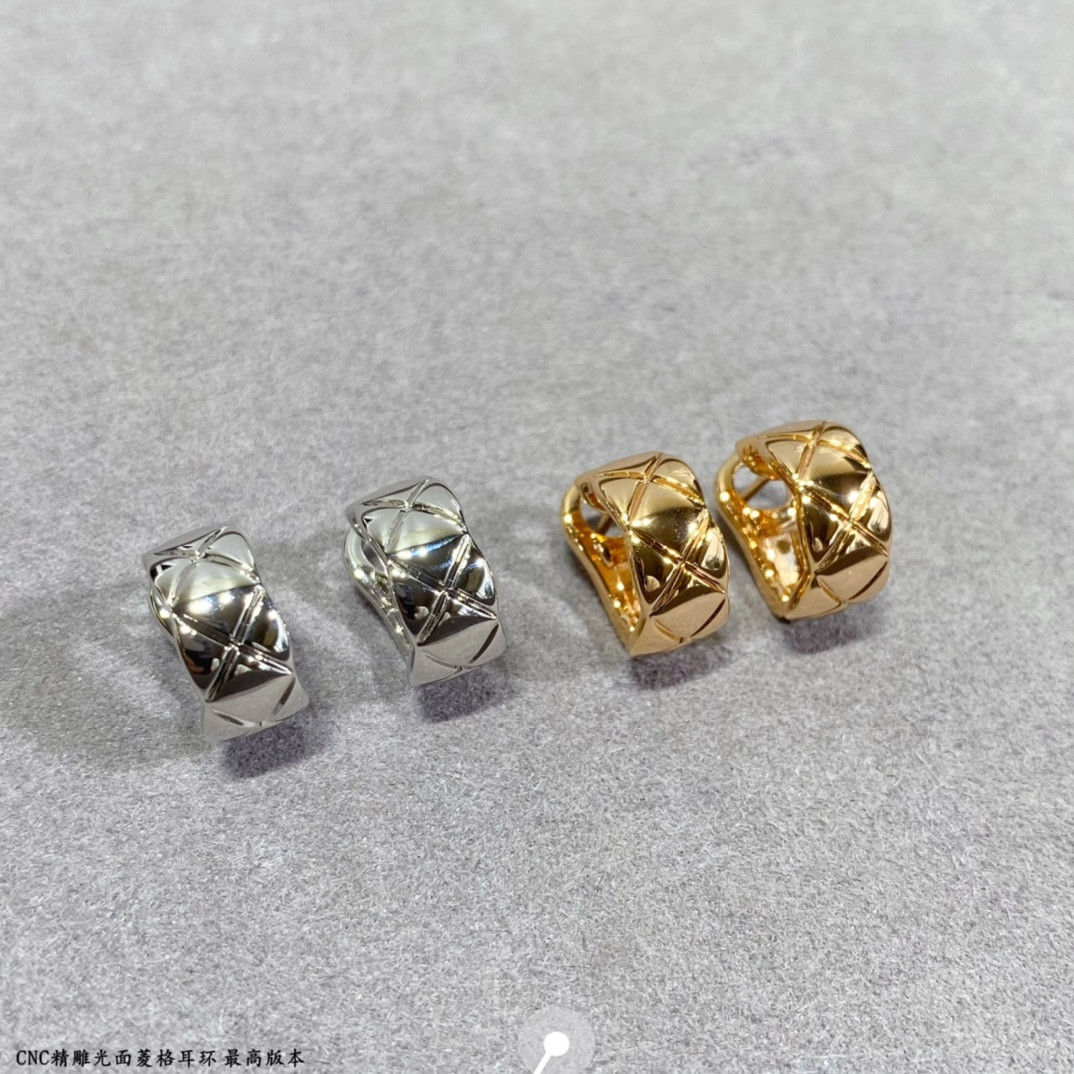 Chanel Finely carved diamond surface Earrings