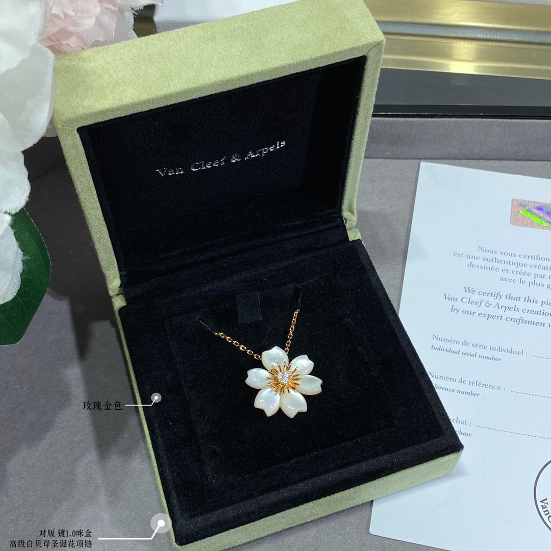 V*n Cl**f & Arpels Premium White Fritillary Christmas Flower Necklace
