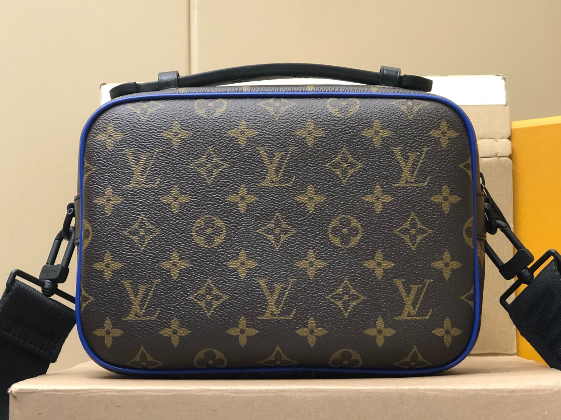 LV S LOCK MESSENGER M45863