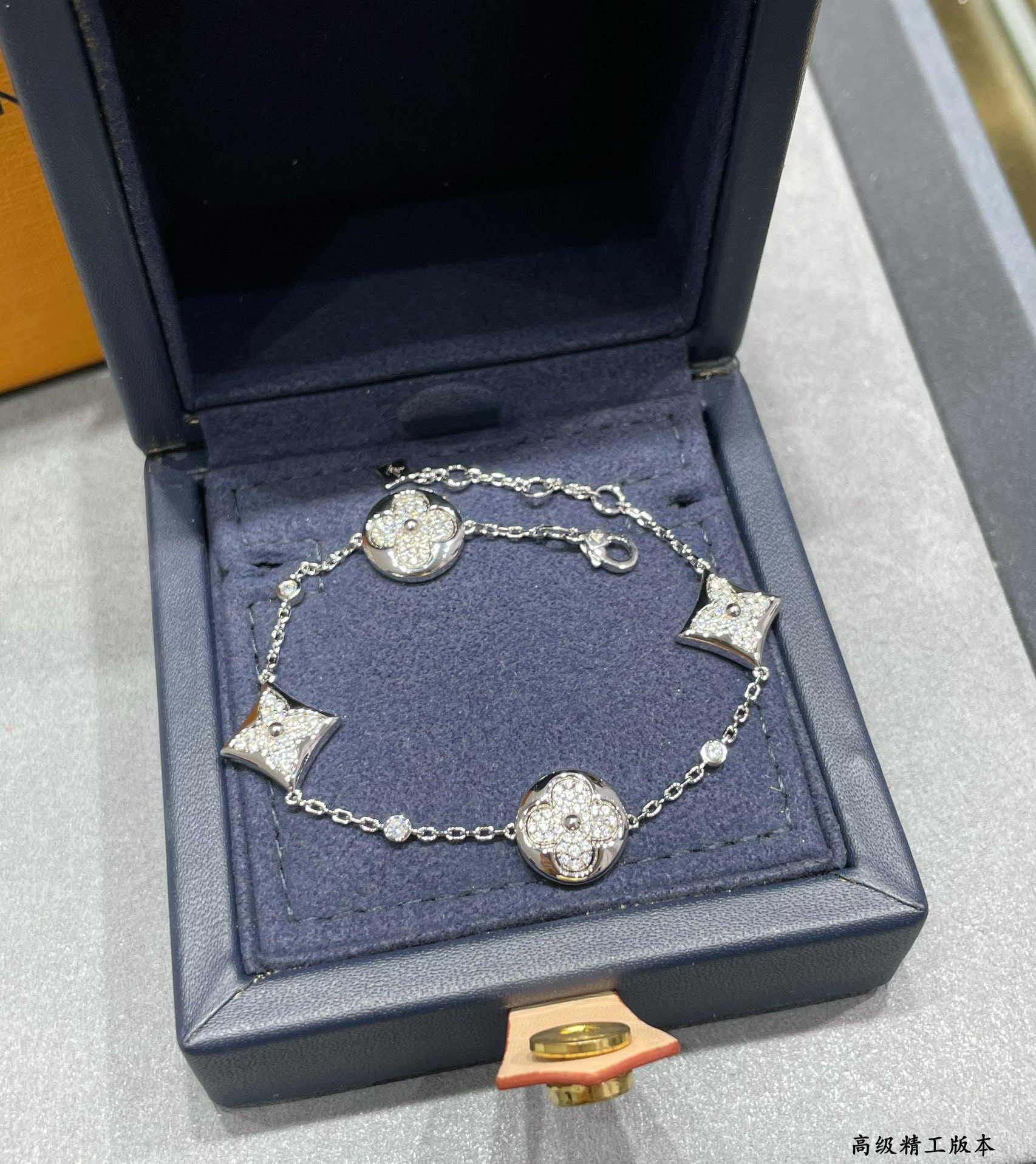 L0vis Vvtt0n Large Four-Flower Full D1am0nd Bracelet