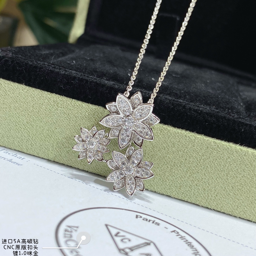 V*n Cl**f & Arpels lotus Necklace