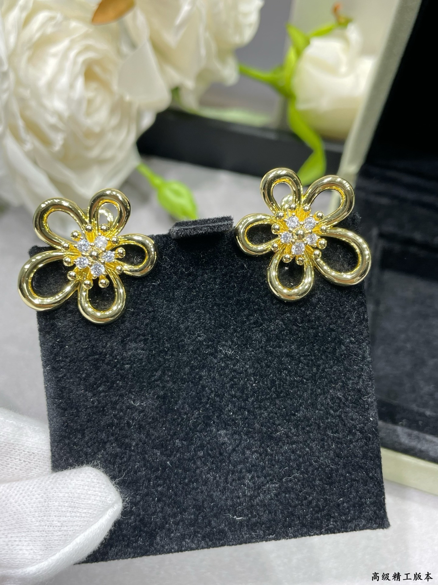 Van Cleef & Arpels Flowerlace Earrings