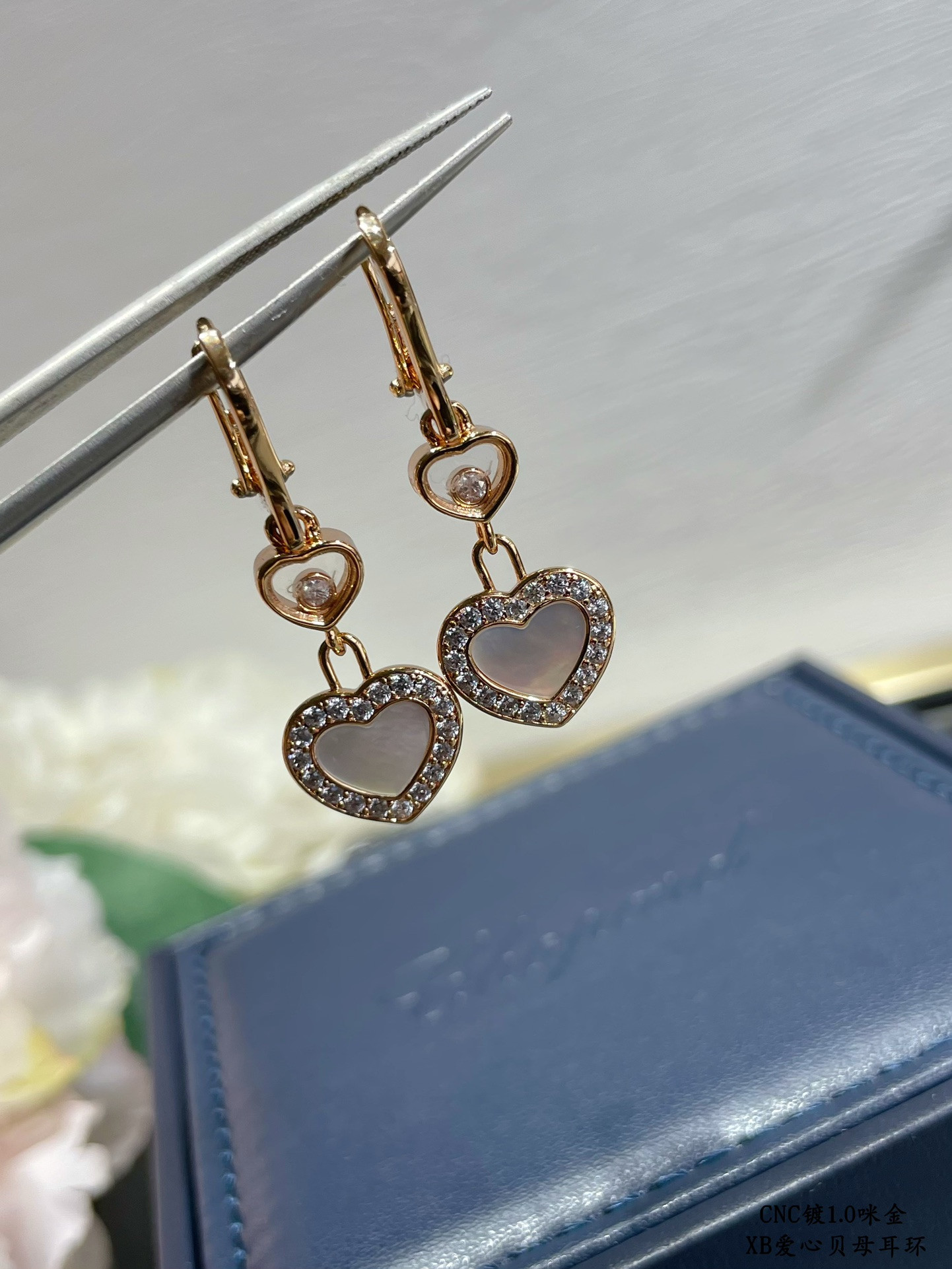 Chopard Heart-shaped Edge D1am0nd Mother-of-Pearl Earrings