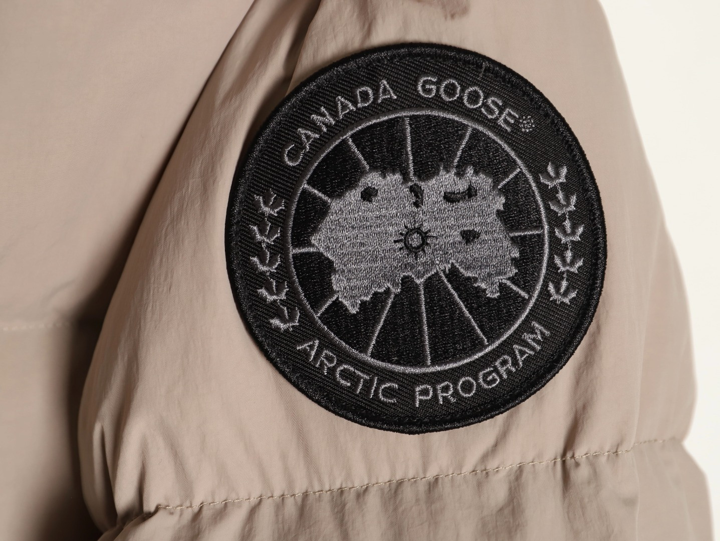 Can*a G00se Short Puffer jacket