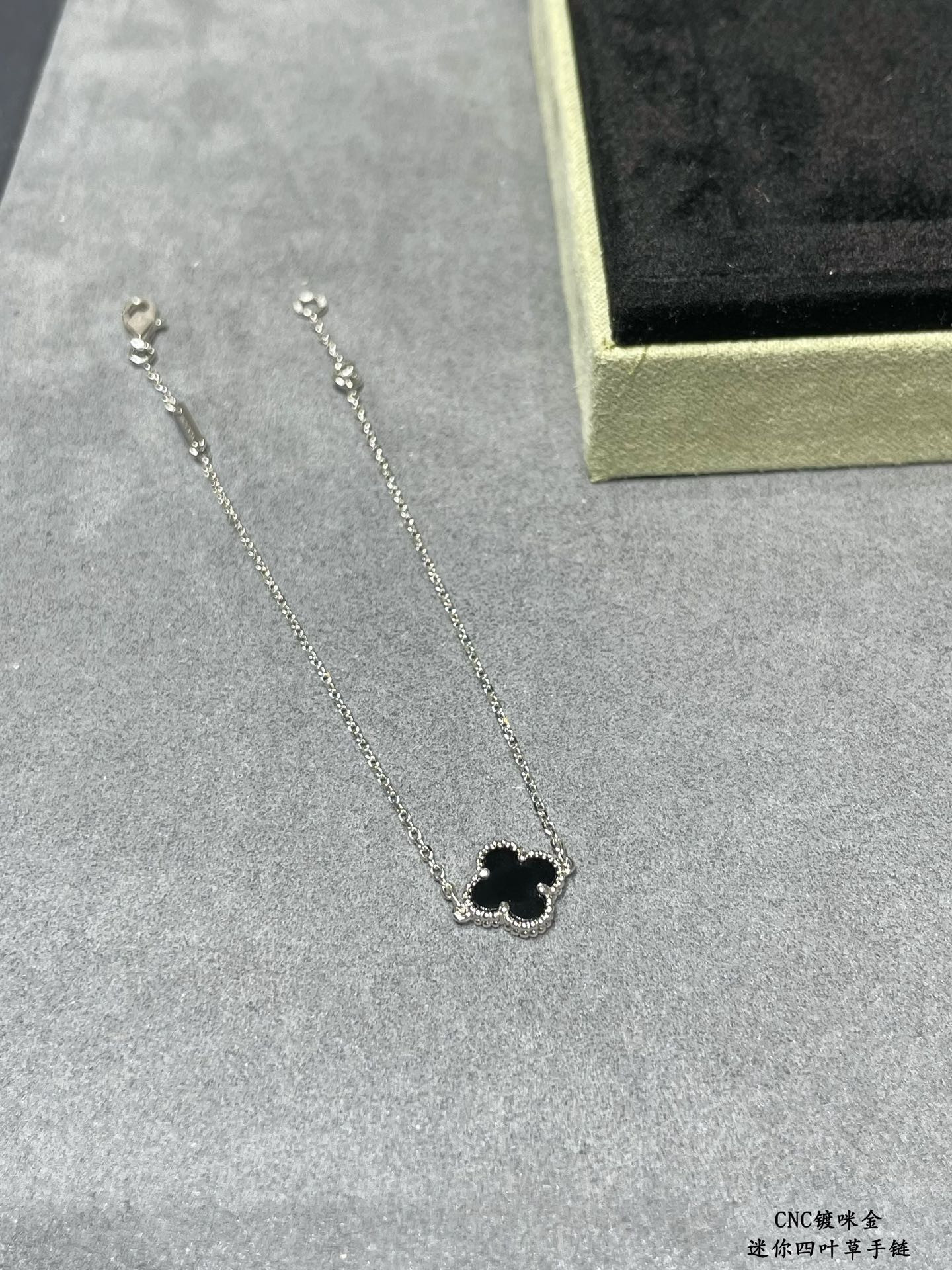 V*n Cl**f & Arpels Mini High-grade Black Onyx Clover Bracelet