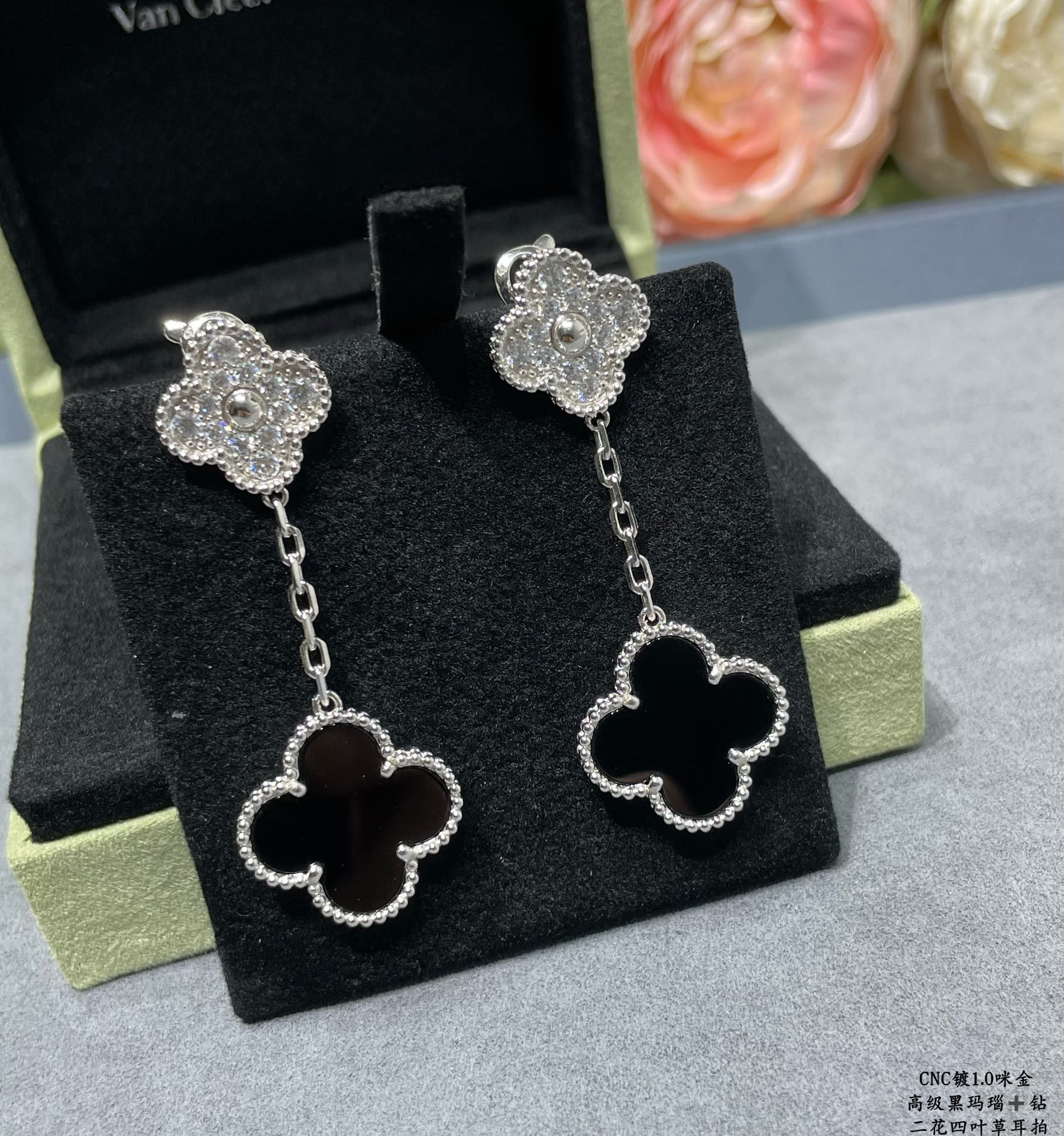 V*n Cl**f & Arpels High-grade black agate with D1am0nd two-flower four-leaf clover Earrings