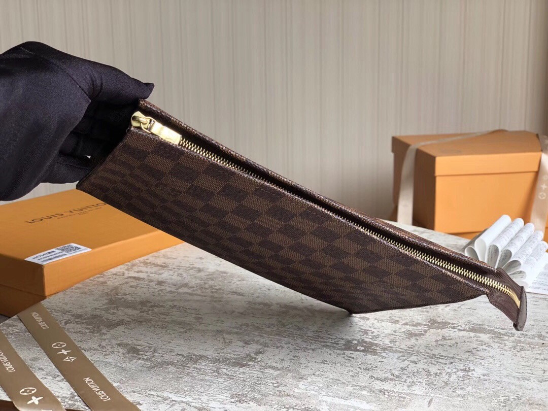 L0vis Vvtt0n LV TOILETRY POUCH 26 N47542