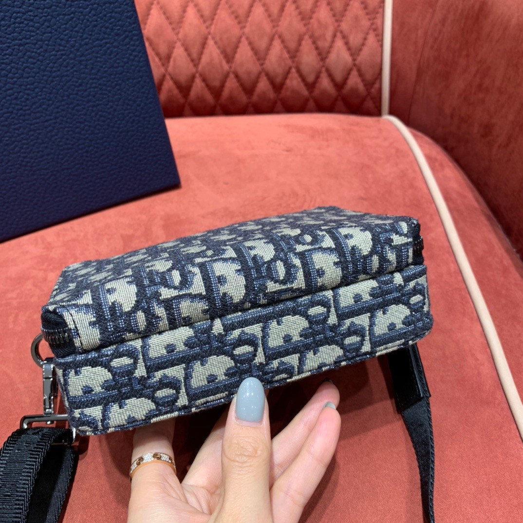 D10r POUCH WITH SHOULDER STRAP 17cm