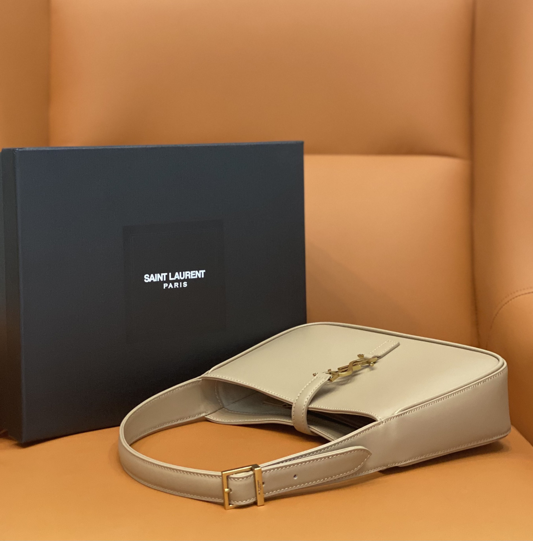 Y51 LE 5 À 7 IN SMOOTH LEATHER IVOIRE NATUREL 23 X 16 X 6.5 CM