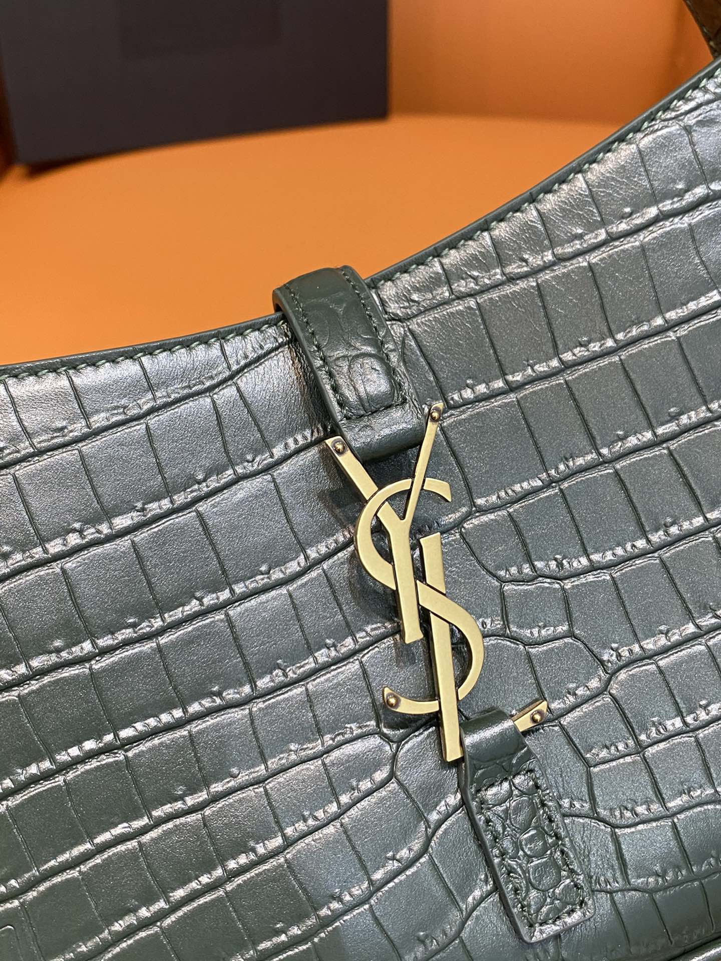 Y51 LE 5 À 7 IN CROCODILE-EMBOSSED SHINY LEATHER  23 X 16 X 6.5 CM