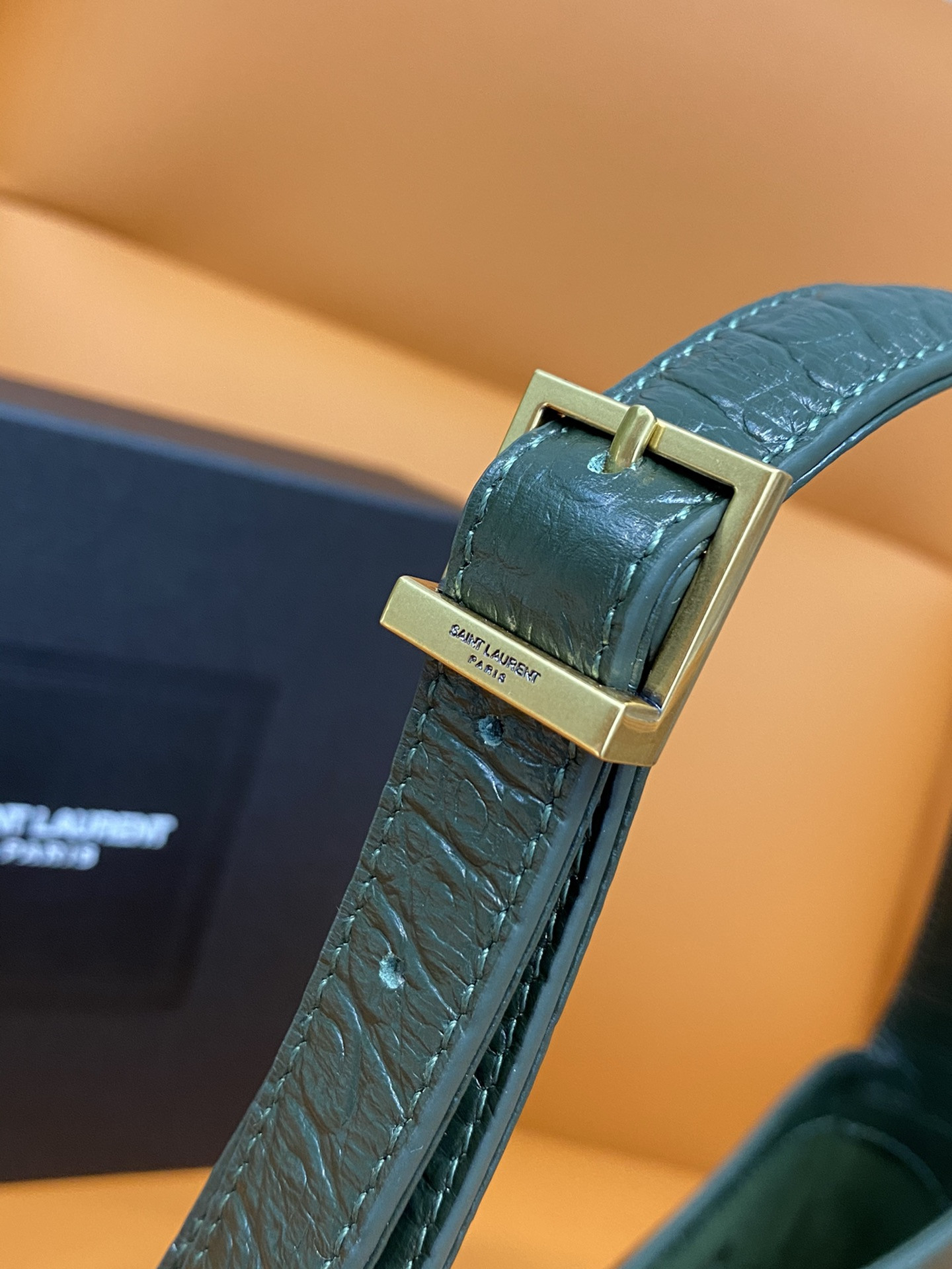 Y51 LE 5 À 7 IN CROCODILE-EMBOSSED SHINY LEATHER  23 X 16 X 6.5 CM