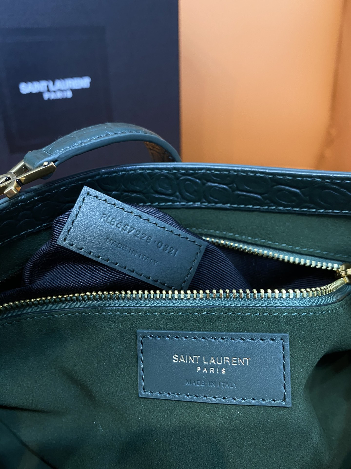 Y51 LE 5 À 7 IN CROCODILE-EMBOSSED SHINY LEATHER  23 X 16 X 6.5 CM