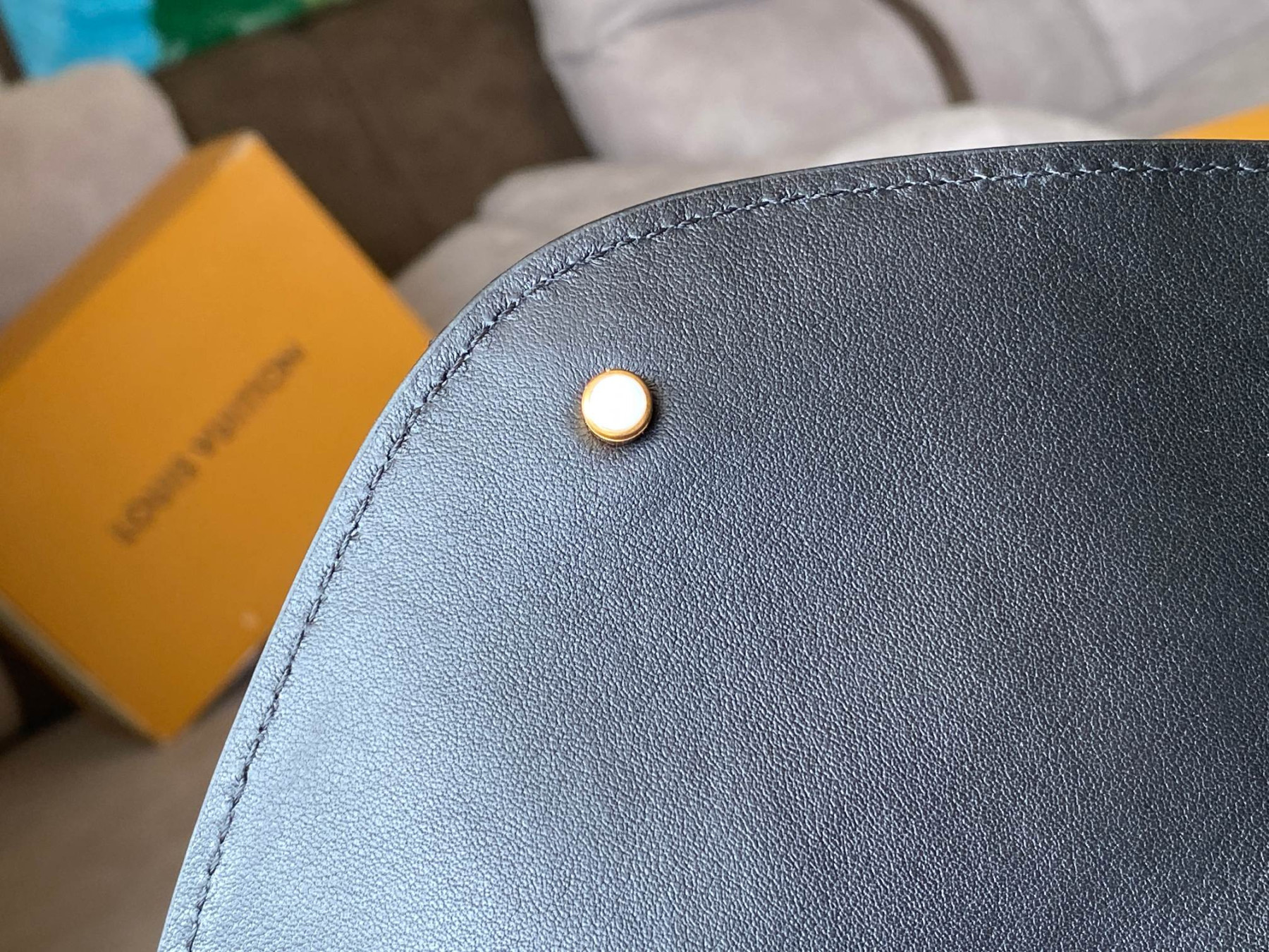 LV HOLD ME M21720 23x15x10cm