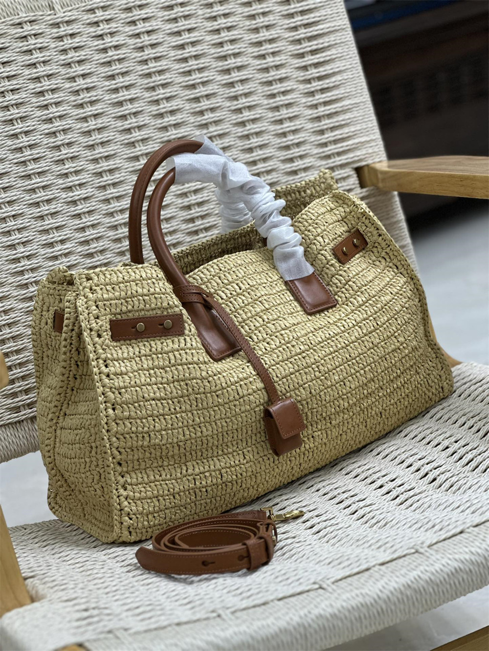 Y51 SAC DE JOUR MEDIUM S*pPLE IN RAFFIA AND VEGETABLE-TANNED LEATHER NATUREL AND BRICK