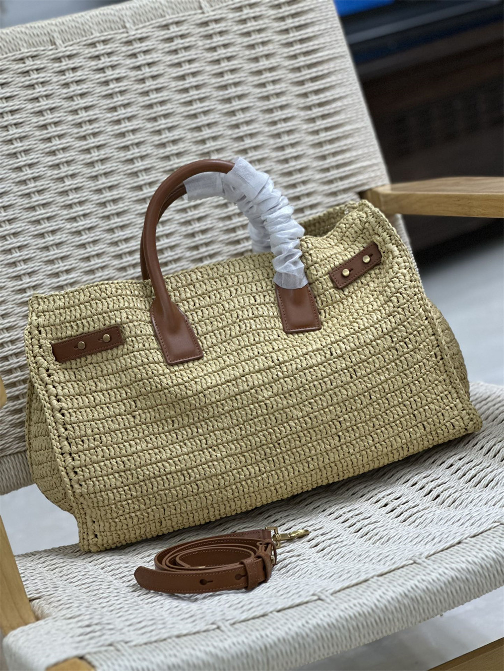 Y51 SAC DE JOUR MEDIUM S*pPLE IN RAFFIA AND VEGETABLE-TANNED LEATHER NATUREL AND BRICK