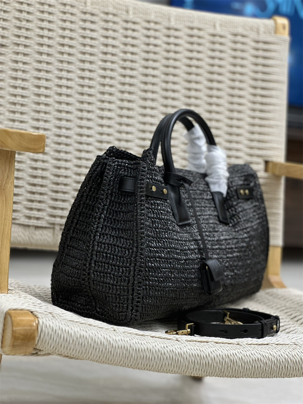 Y51 SAC DE JOUR MEDIUM S*pPLE IN RAFFIA AND VEGETABLE-TANNED LEATHER BLACK