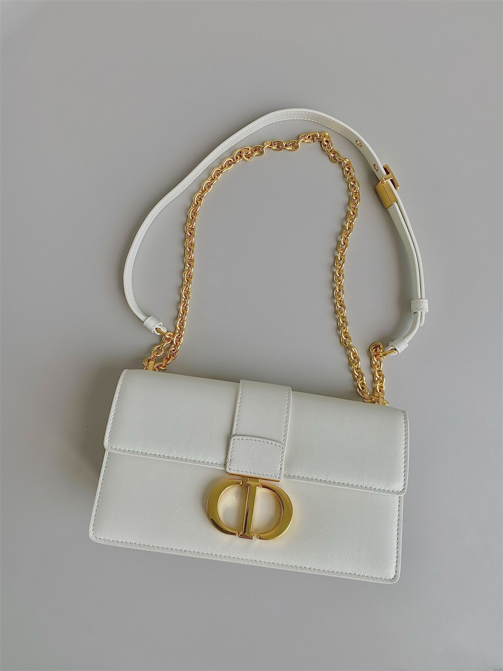 D10r 30 MONTAIGNE EAST-WEST BAG WITH CHAIN Latte Calfskin 21 x 12 x 6 cm / 8.5 x 4.5 x 2.5 inches