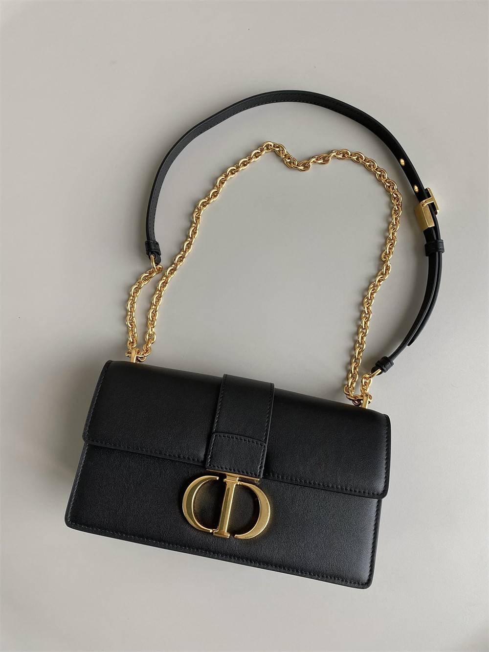 D10r 30 MONTAIGNE EAST-WEST BAG WITH CHAIN 21 x 12 x 6 cm / 8.5 x 4.5 x 2.5 inches