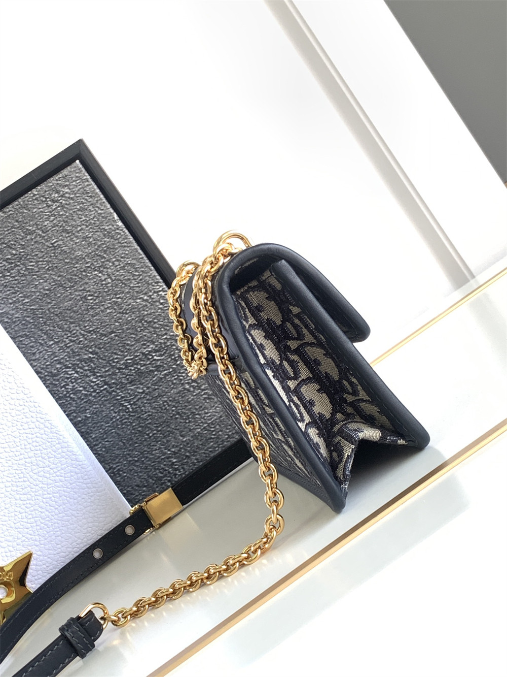 D10r 30 MONTAIGNE EAST-WEST BAG WITH CHAIN Blue D10r Oblique Jacquard 21 x 12 x 6 cm / 8.5 x 4.5 x 2.5 inches