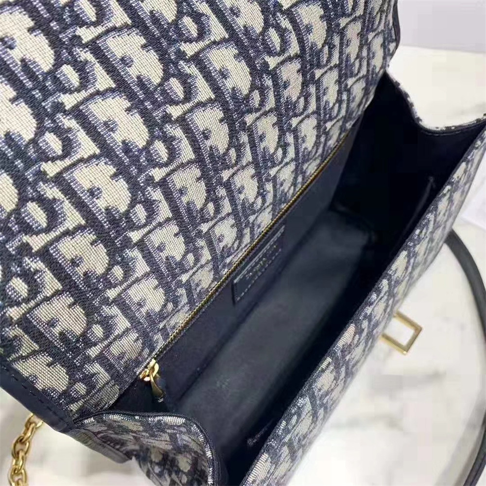 D10r 30 MONTAIGNE CHAIN BAG Oblique 24x18x8 cm